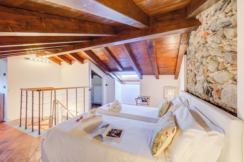 Standard Apartment, Multiple Bedrooms, 2 Bathrooms, Lakeside (Incanto Sul Lago Pied Dans L' Eau)