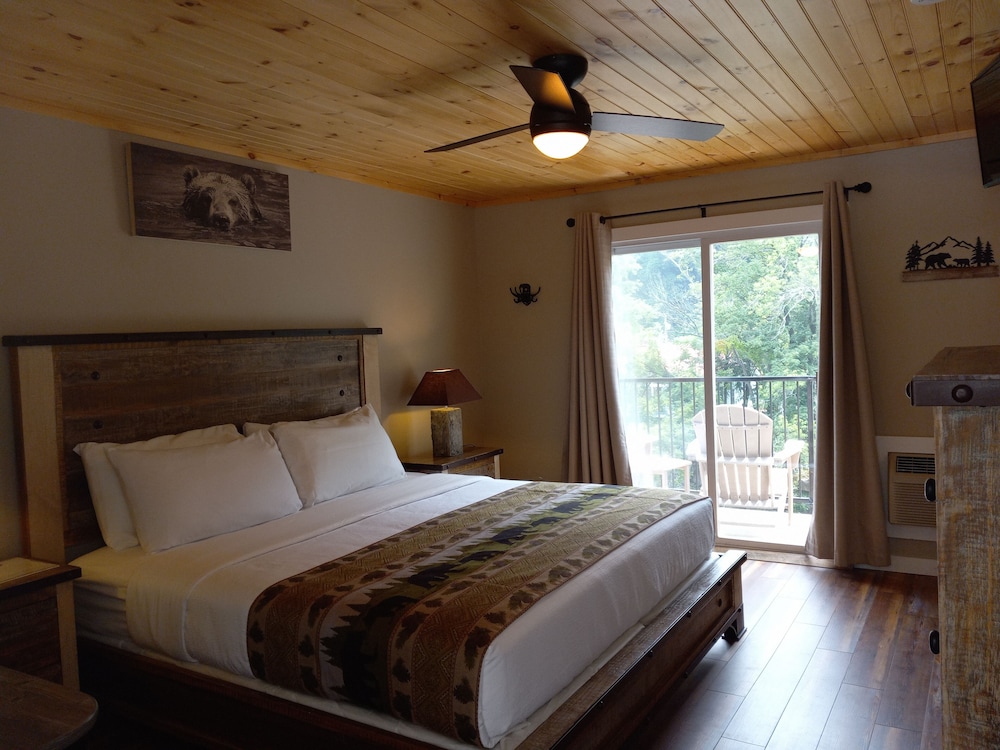 Deluxe King Room w/ Balcony (Room 3) photo 3