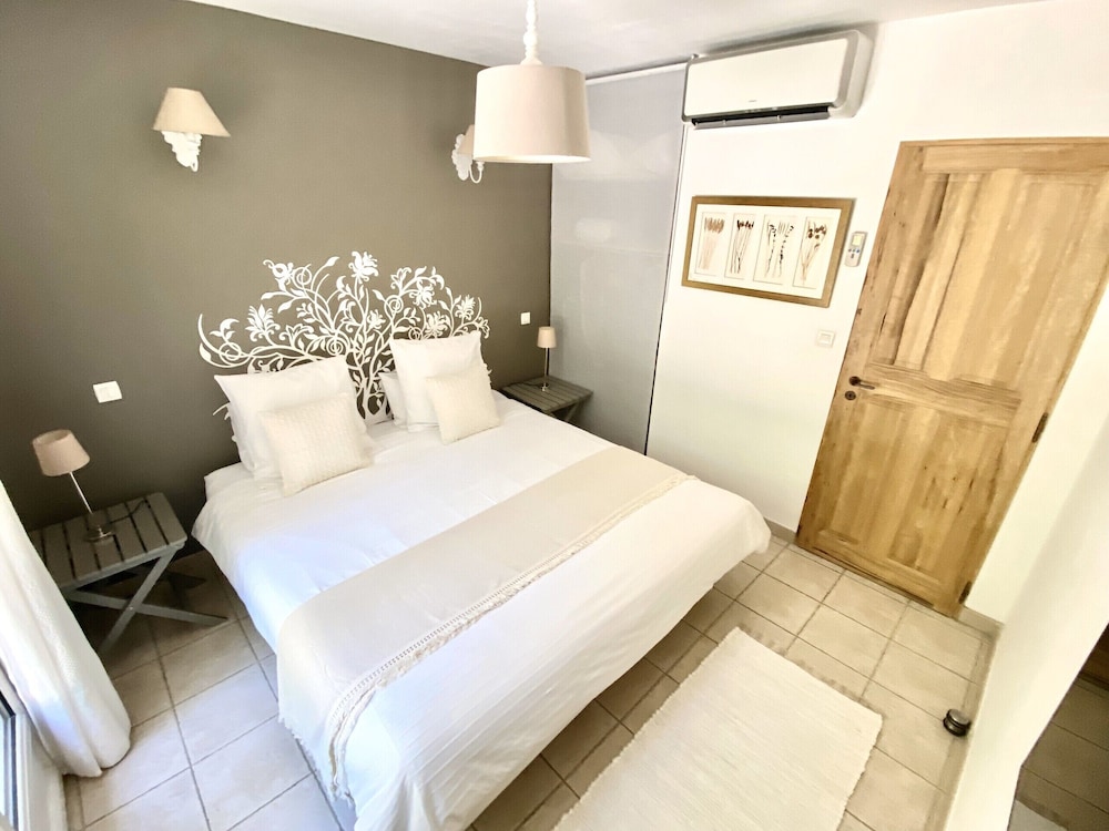 Family Suite, Private Bathroom, Pool View (Amandier) photo 3