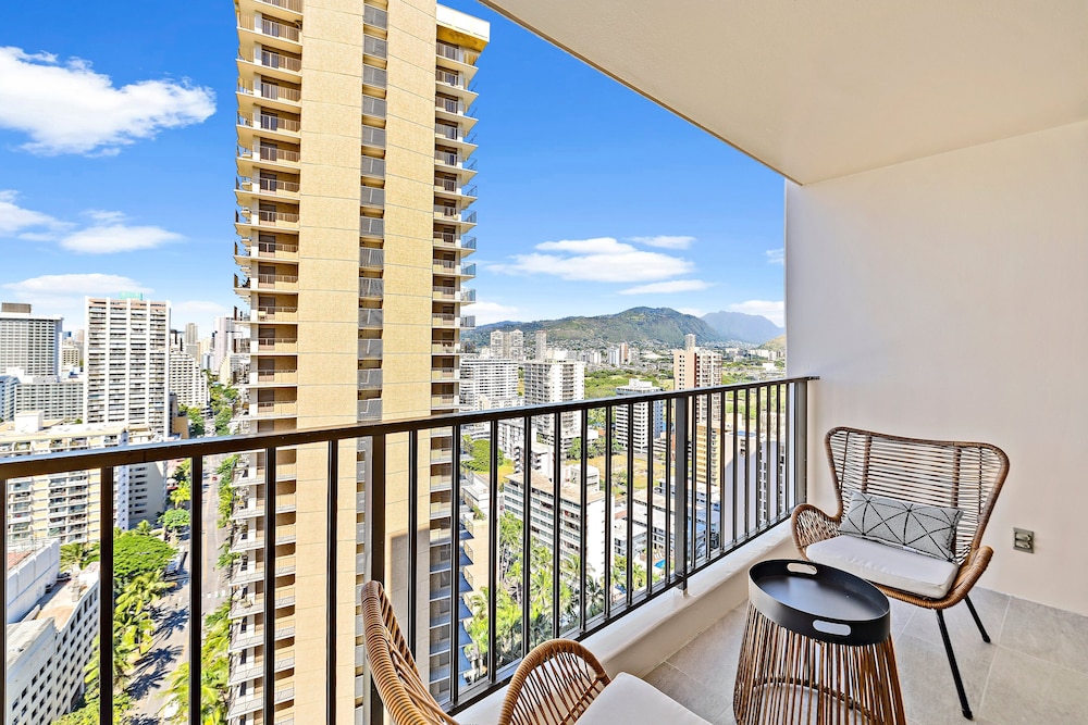 Premium Remodeled Condo with Ocean View and Parking: Premium Suite, 1 King Bed with Sofa bed, Air conditioning, Ocean View (0132) photo