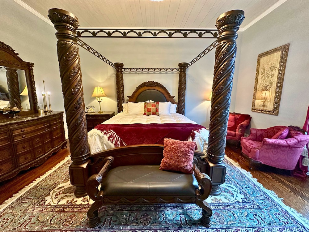 Royal Room, 1 King Bed, Private Bathroom