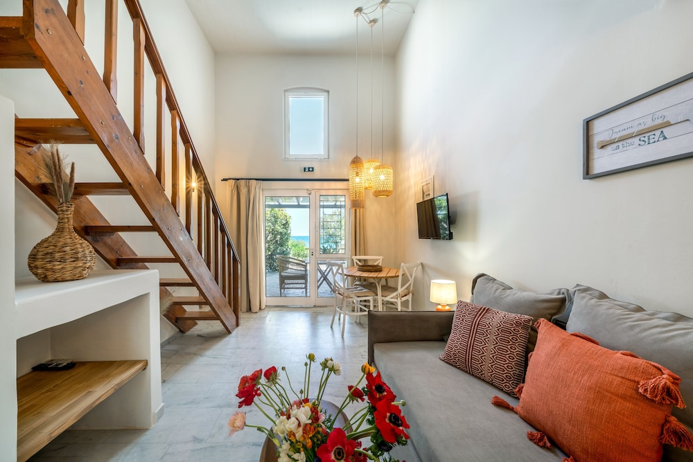 Double Room, Multiple Beds, Sea View, Mezzanine (11) photo 3