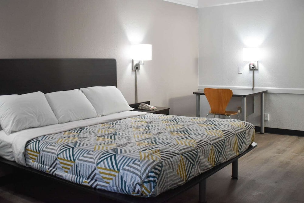 Standard Room, 1 King Bed, Non Smoking - Photo 1