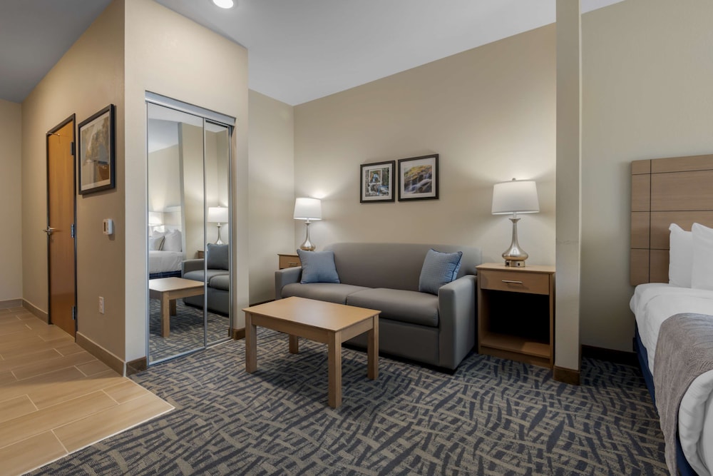 Suite, 2 Queen Beds, Refrigerator & Microwave (with Sofabed) - Photo 2
