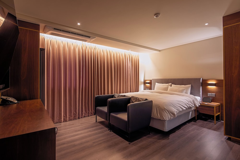 Premium Double Room, 1 King Bed photo 1
