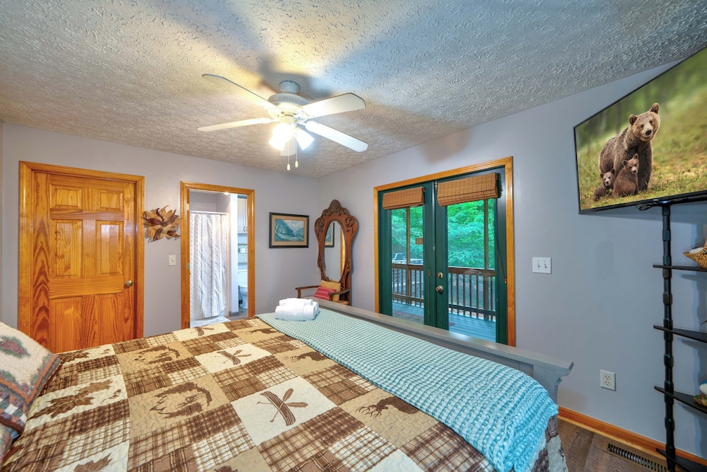 Cabin, Multiple Beds, Hot Tub, Mountain View (Heritage Hideaway 1) photo 1