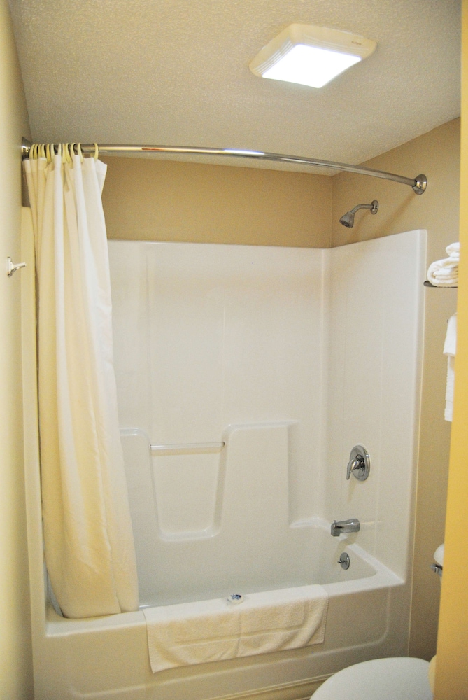 Room, 1 King Bed, Non Smoking, Jetted Tub - Photo 5