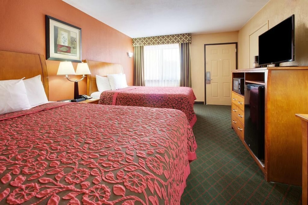 Room, 2 Queen Beds, Smoking photo 1