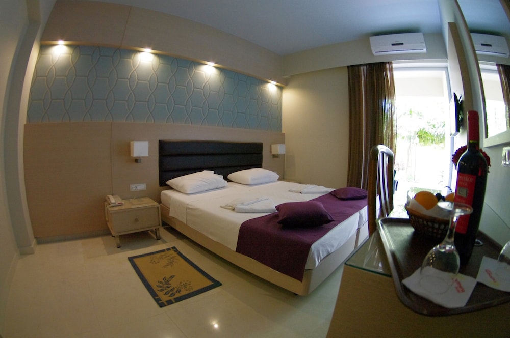 Superior Room, Garden View thumbnail 6
