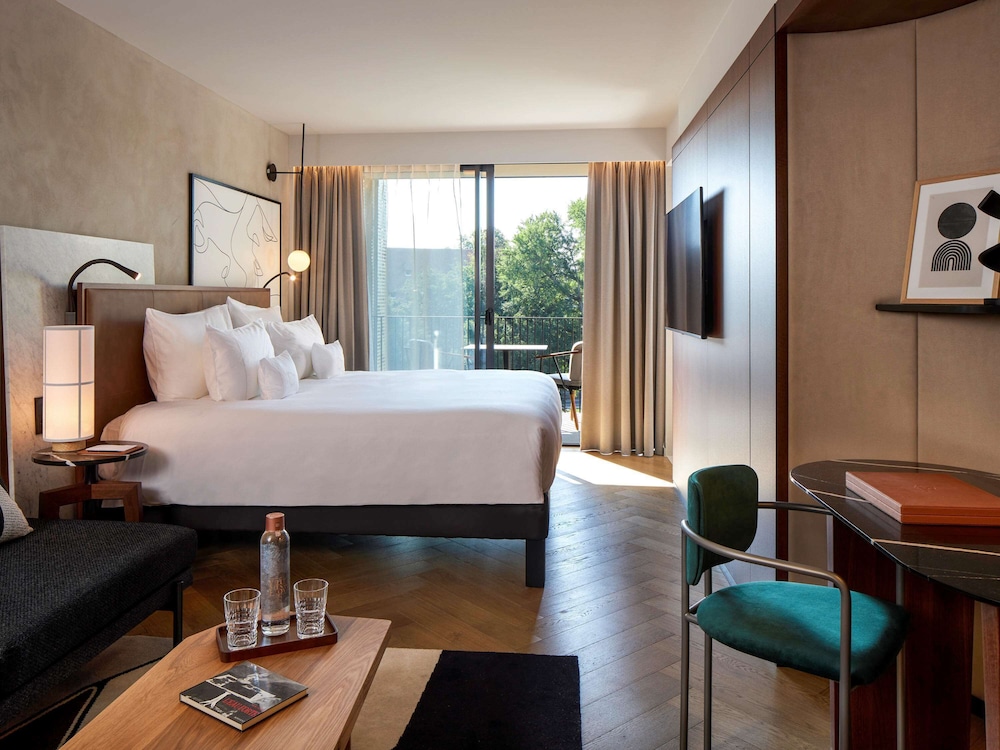 Executive Room, 1 Queen Bed, Balcony (Artist) - Photo 4