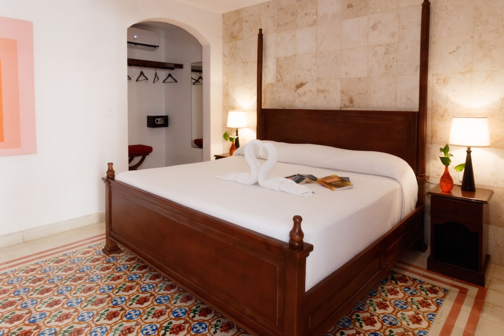 Deluxe Room, 1 King Bed, Non Smoking, Pool View photo 3