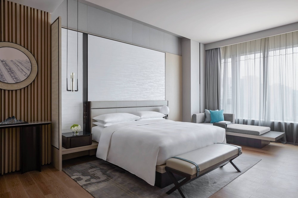 Executive Room, 1 King Bed, City View, Executive Level - Photo 9