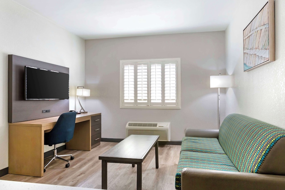 Standard Room, 1 King Bed, Non Smoking, Refrigerator & Microwave (with Sofabed) - Photo 3