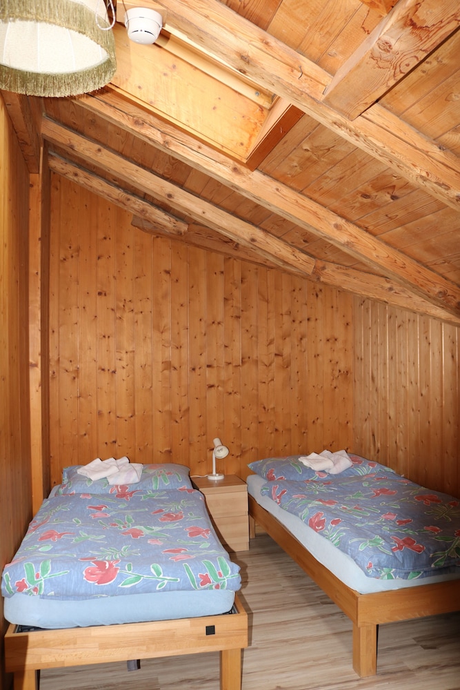 Twin Room, 2 Twin Beds, Shared Bathroom photo 1