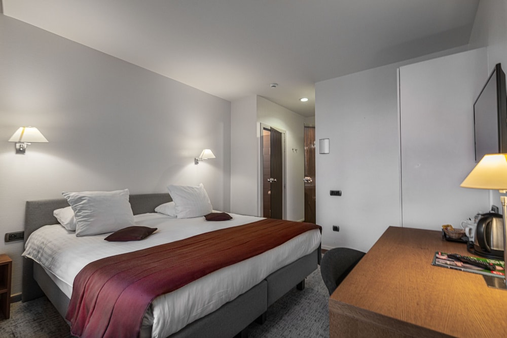 Double or Twin Room (Budget) - Photo 4