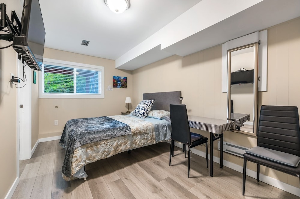Queen Suite with Private Bathroom and Private Kitchenette