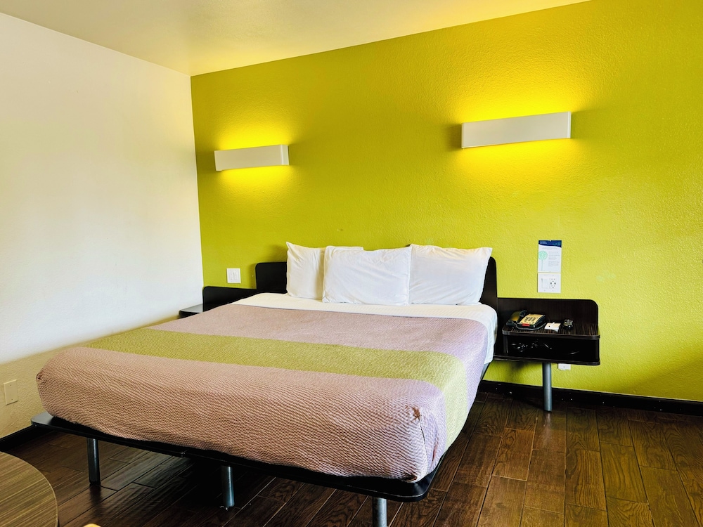 Classic Room, 1 King Bed, Non Smoking - Photo 2
