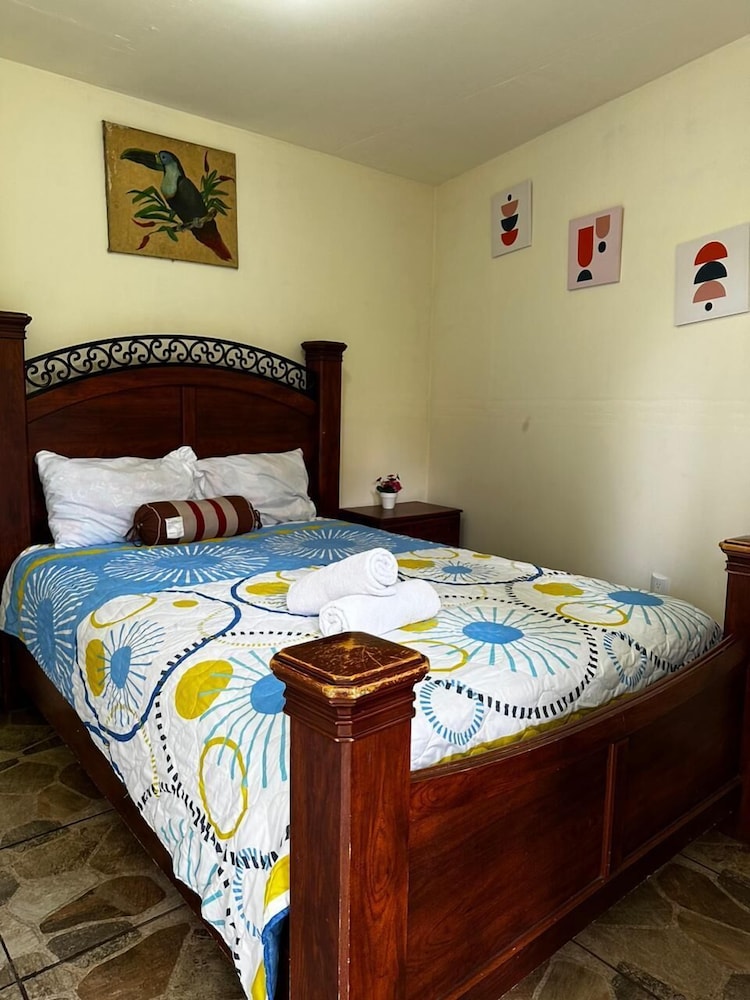 Basic Room, 1 Queen Bed photo 1