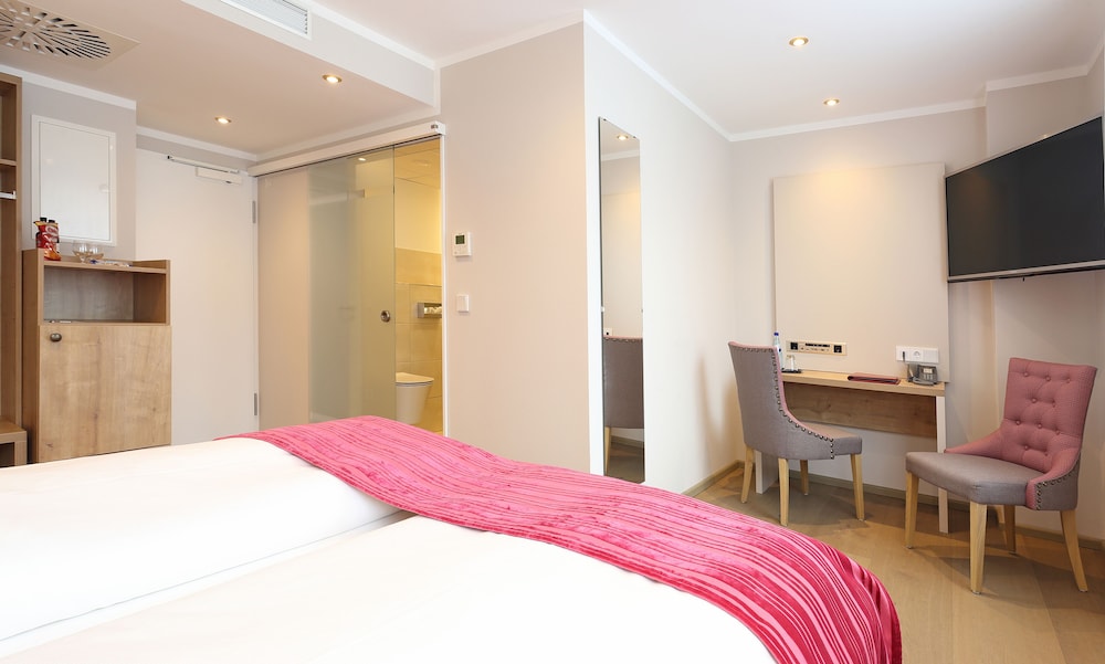 Standard Double Room Plus (street side) photo 2