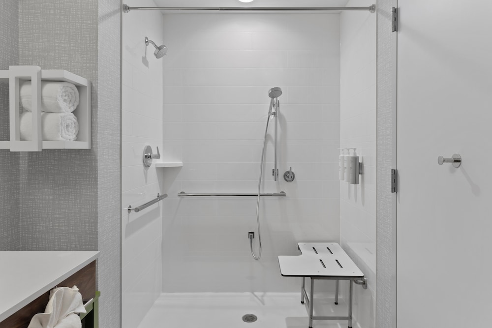Room, 2 Queen Beds (Mobility & Hearing, Roll-In Shower) - Photo 1
