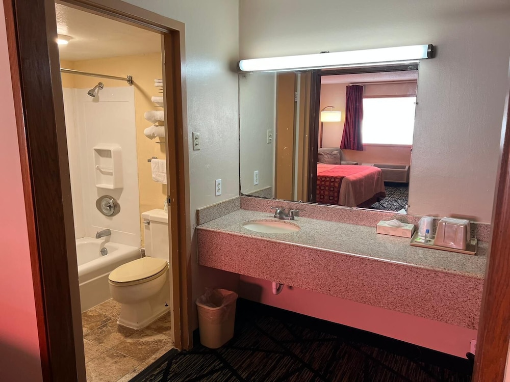 Standard Single Room, 1 Queen Bed photo 3