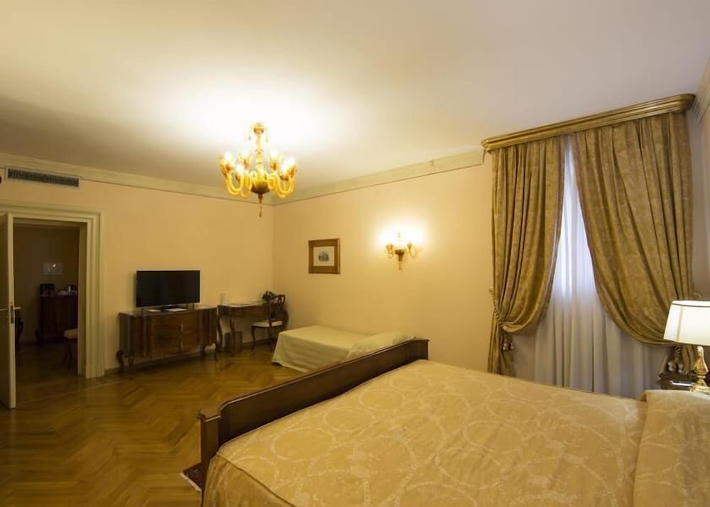 Deluxe Triple Room photo 2