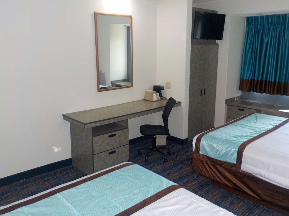 Standard Room, 2 Queen Beds, Non Smoking photo 2