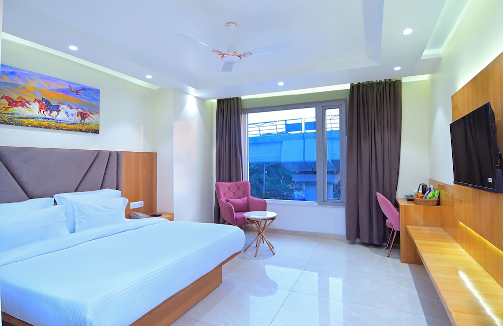 Executive Studio Suite, City View