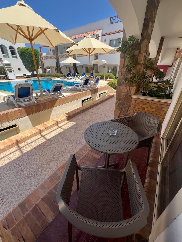 Twin Room, 2 Twin Beds, Pool View photo 3