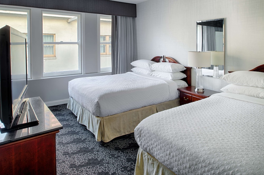 Suite, 2 Queen Beds, Accessible, Bathtub