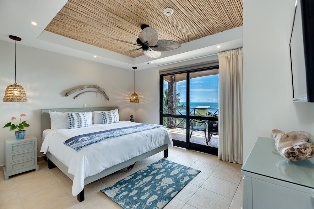 Condo (Oceanfront Penthouse / Upscale Roof T)