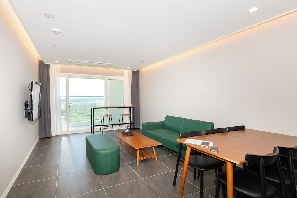 Deluxe Two-Room Half Ocean