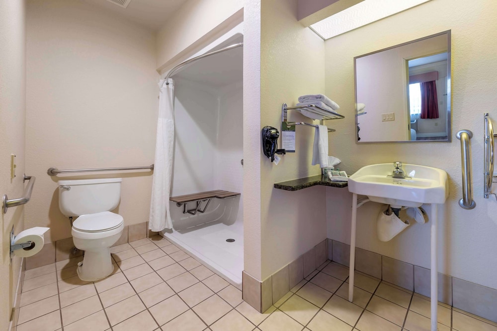 Standard Room, 1 King Bed, Accessible, Ground Floor - Photo 4