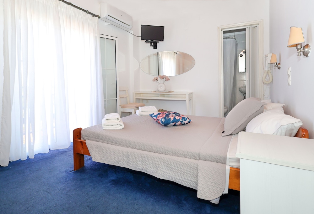Basic Double Room, 1 Double Bed, Partial Ocean View