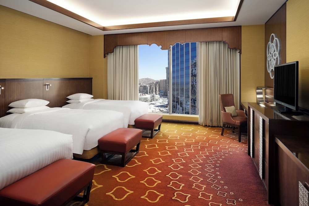 Deluxe Room, 3 Twin Beds, Smoking (View) photo 3