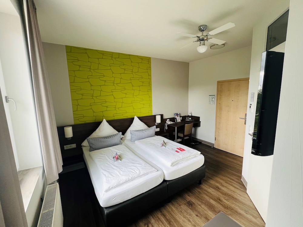 Classic Double Room, 1 King Bed photo 3