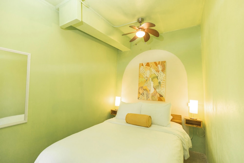 Compact Double With Shared Bathroom photo 1