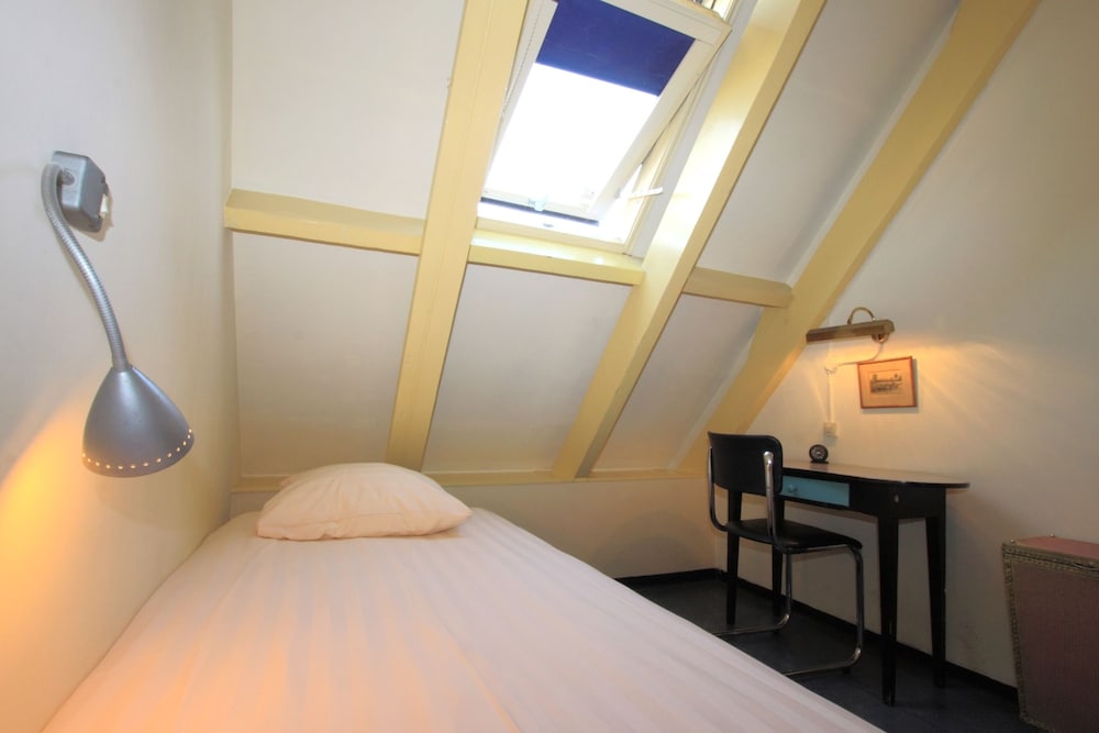 Basic Single Room, 1 Twin Bed, Shared Bathroom photo 1