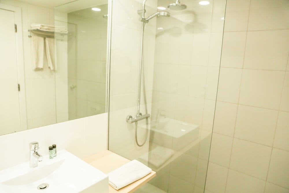 Twin Room, City View - Photo 3