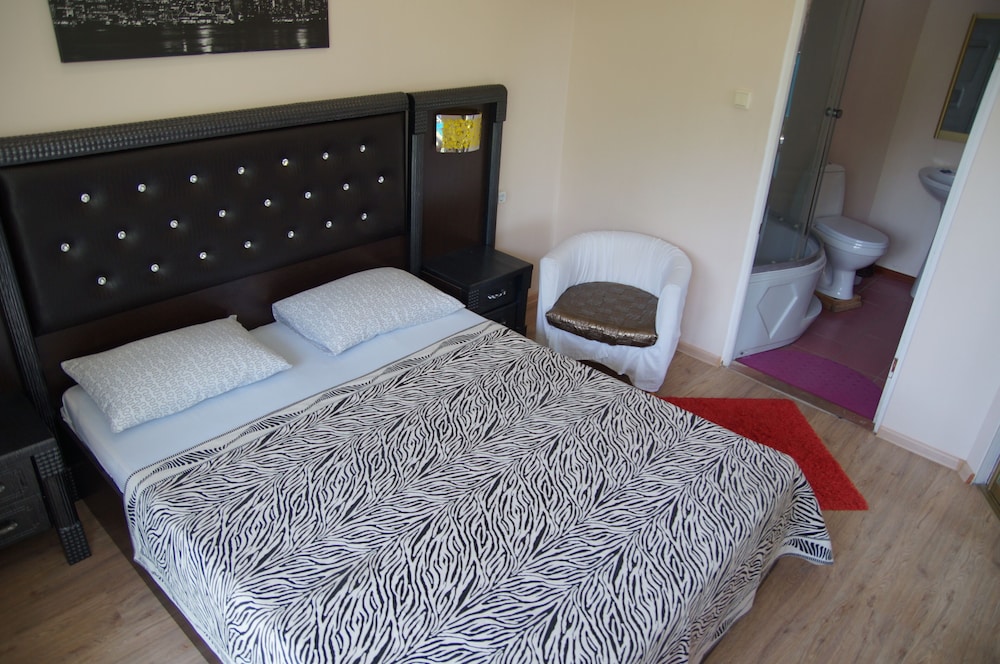 Standard Double Room, Pool View photo 3