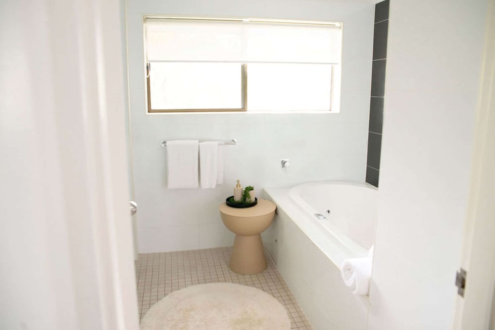 Suite, 1 King Bed, Non Smoking, Balcony - Photo 6