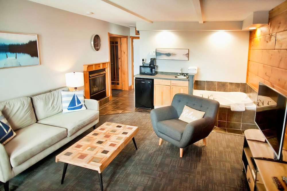 Luxury Suite, 1 Queen Bed, Jetted Tub, Lake View