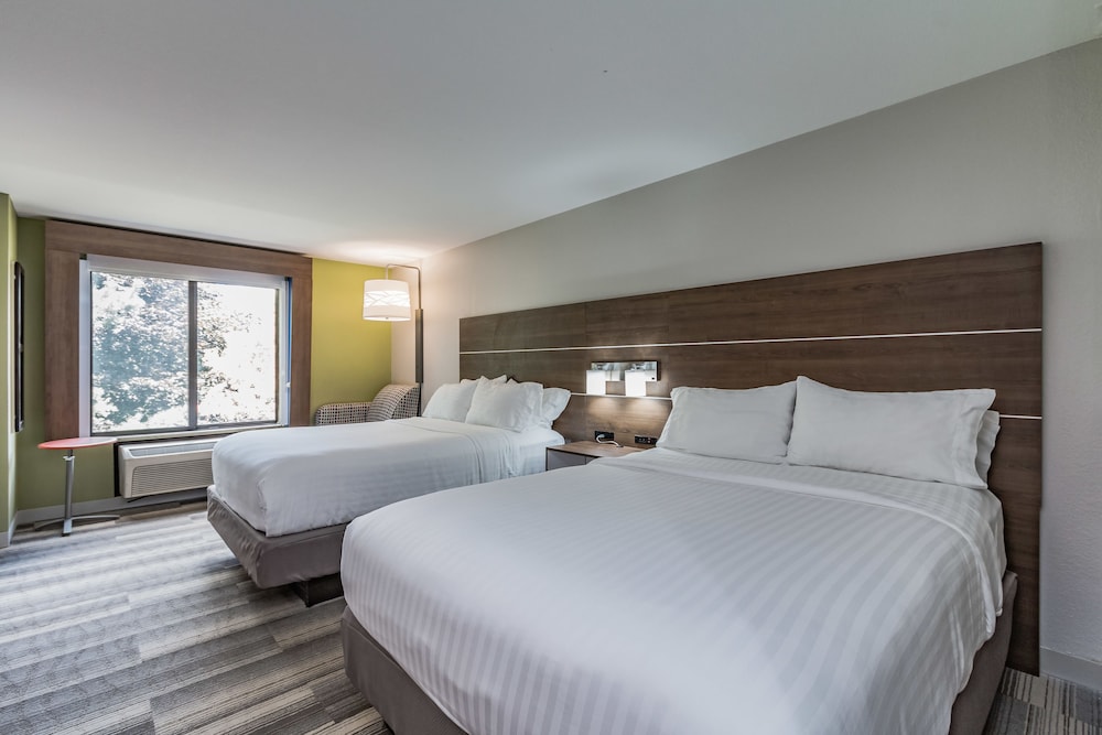 Standard Room, 2 Queen Beds - Photo 7
