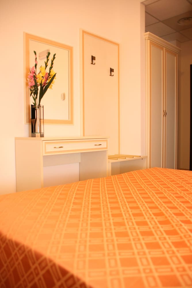 Economy Quadruple Room photo 2