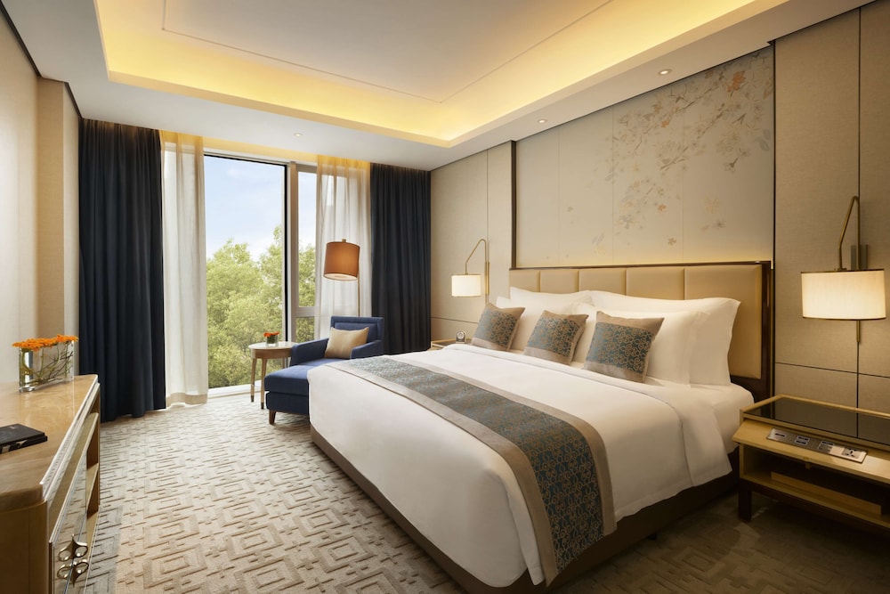 Suite, 1 King Bed, City View photo 3