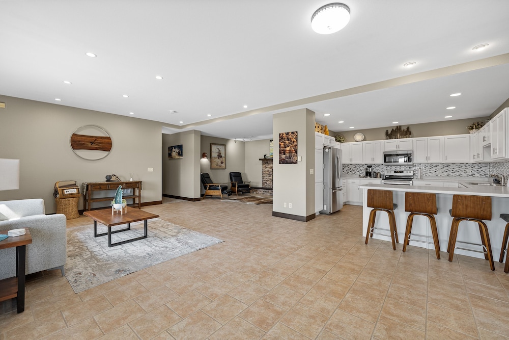 Luxury House, 4 Bedrooms, Hot Tub, Hill View photo 1