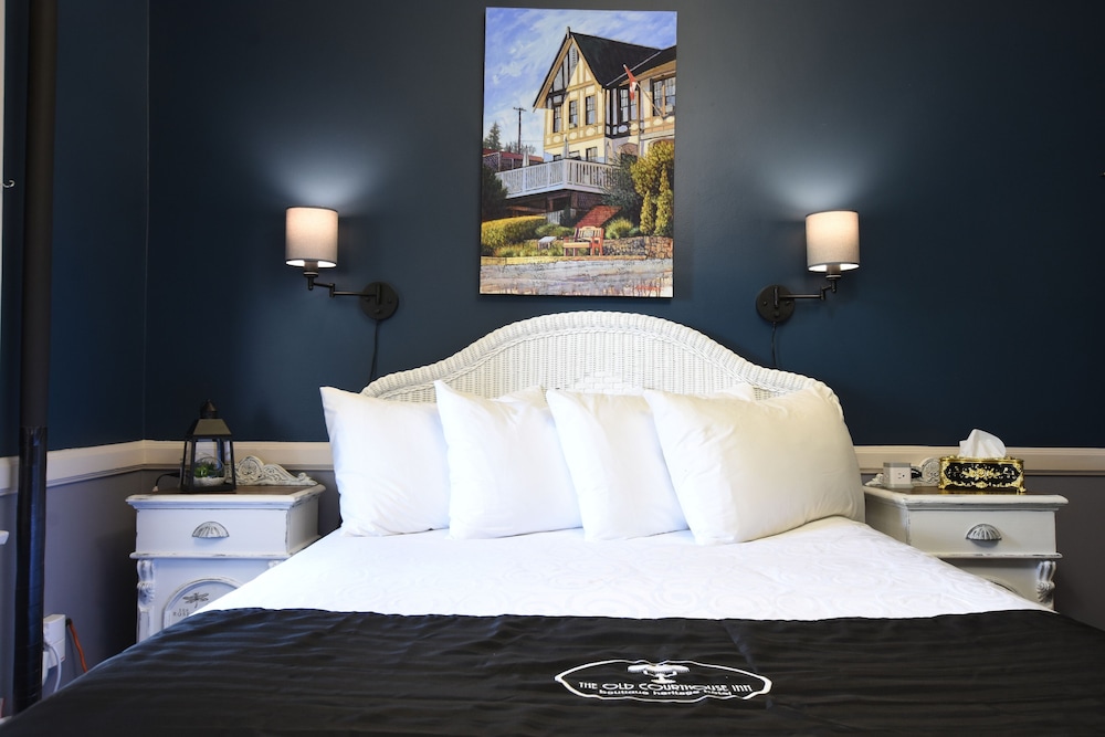 Deluxe Room, 1 Queen Bed, Partial Sea View, Slope side photo 2