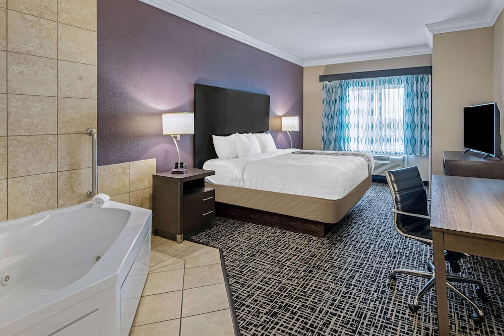Deluxe Room, 1 King Bed, Non Smoking - Photo 2