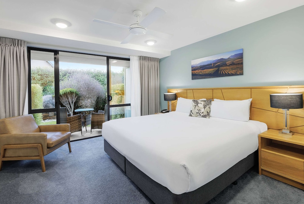 Suite, 1 King Bed, Non Smoking photo 1