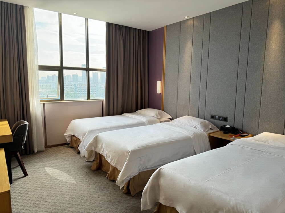 Luxury Triple Room, City View